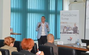 AXA posvećena porodičnim firmama AXA posvećena porodičnim firmama