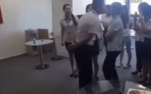 Nakon ovog „rituala“ direktor pod kritikom javnosti