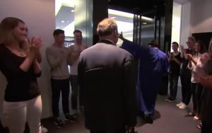 Ovo je najvoljeniji generalni direktor na svetu! Ovo je najvoljeniji generalni direktor na svetu!